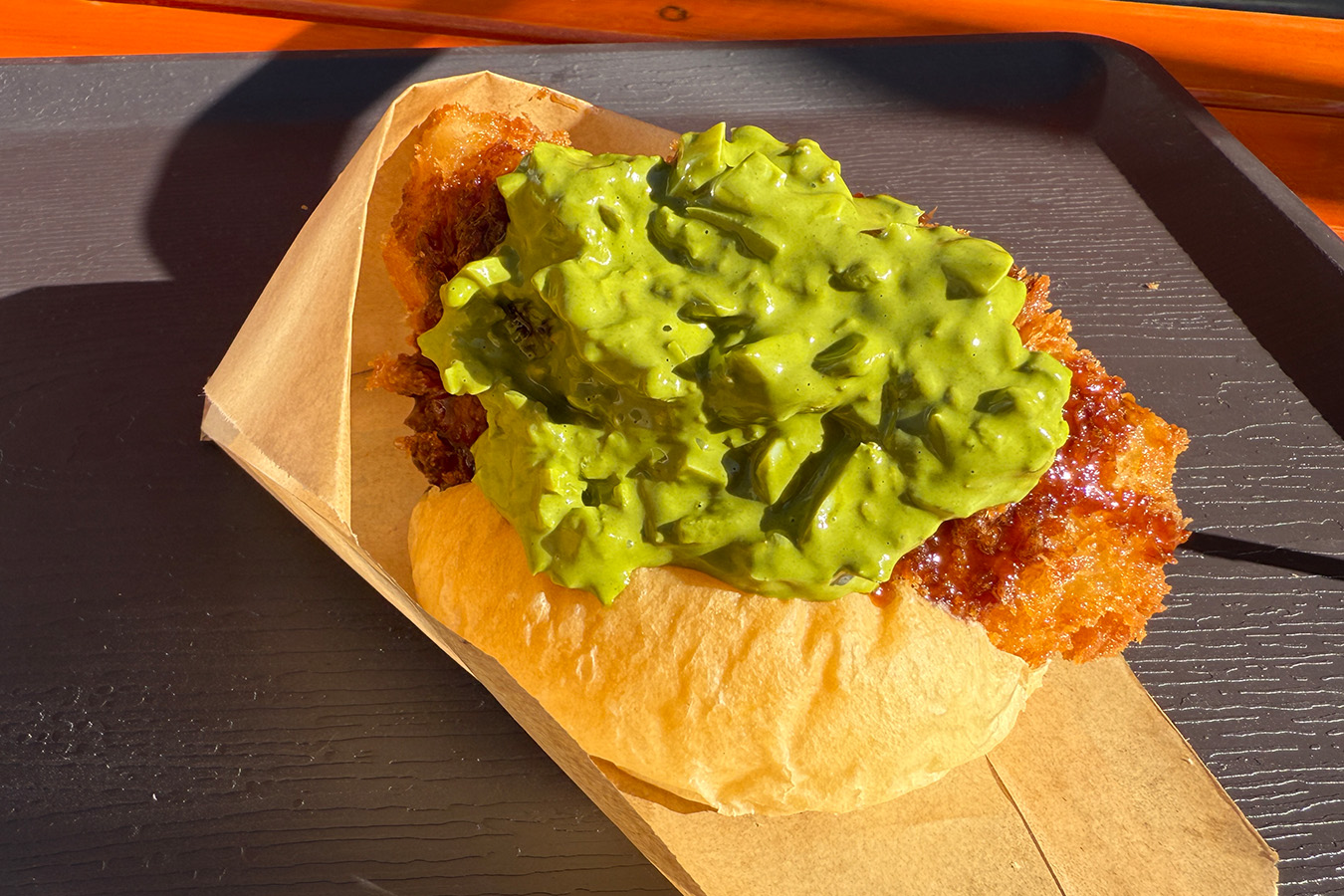 サクッと揚がったアジフライに、
緑のタルタルがきれいに映えてます！