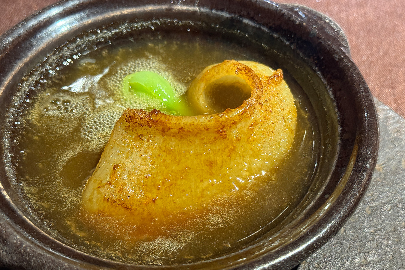 香ばしく焼かれたフカヒレ。 食べ終わったあとにご飯を入れて、リゾット風に。これがまた美味しい。