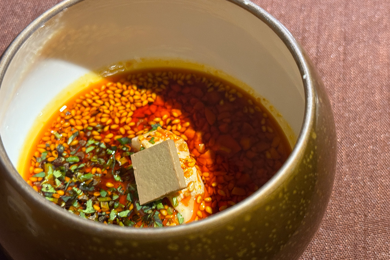 スペシャリテのよだれ鶏。このあと餃子や麺も入れていただきます。