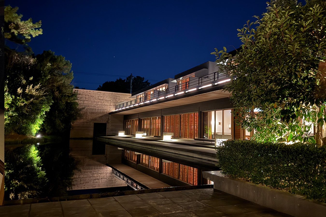 富士の伏流水が湧き出る水盤に映る別邸。その佇まいは、芸術的。