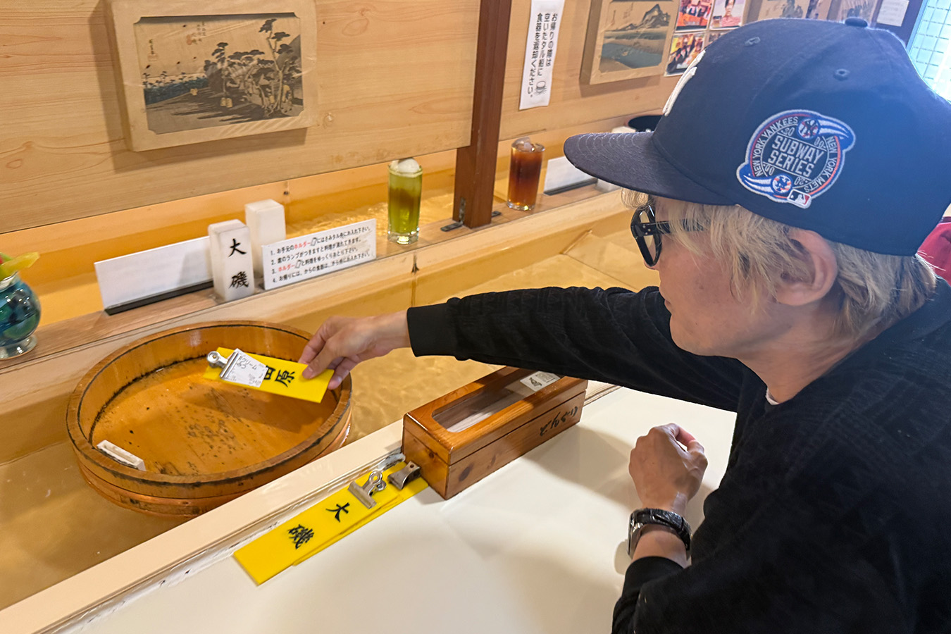 食券を桶にセット。
これで注文完了です。